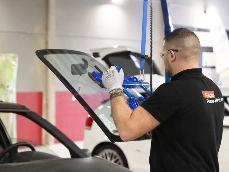Après un changement de pare-brise, combien de temps attendre avant de rouler ?